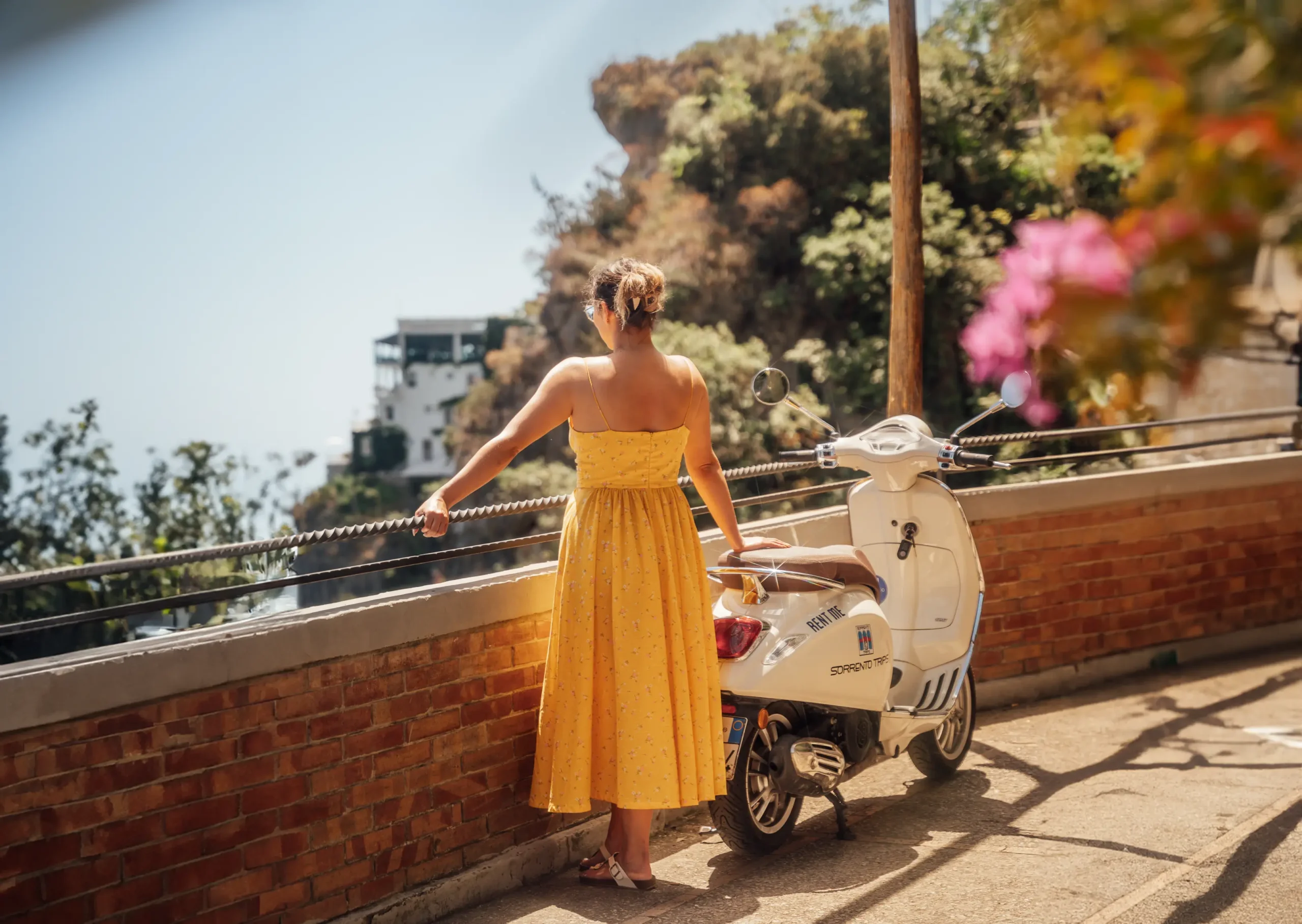 Donna in vestito giallo durante il tour in vespa della Costiera Amalfitana