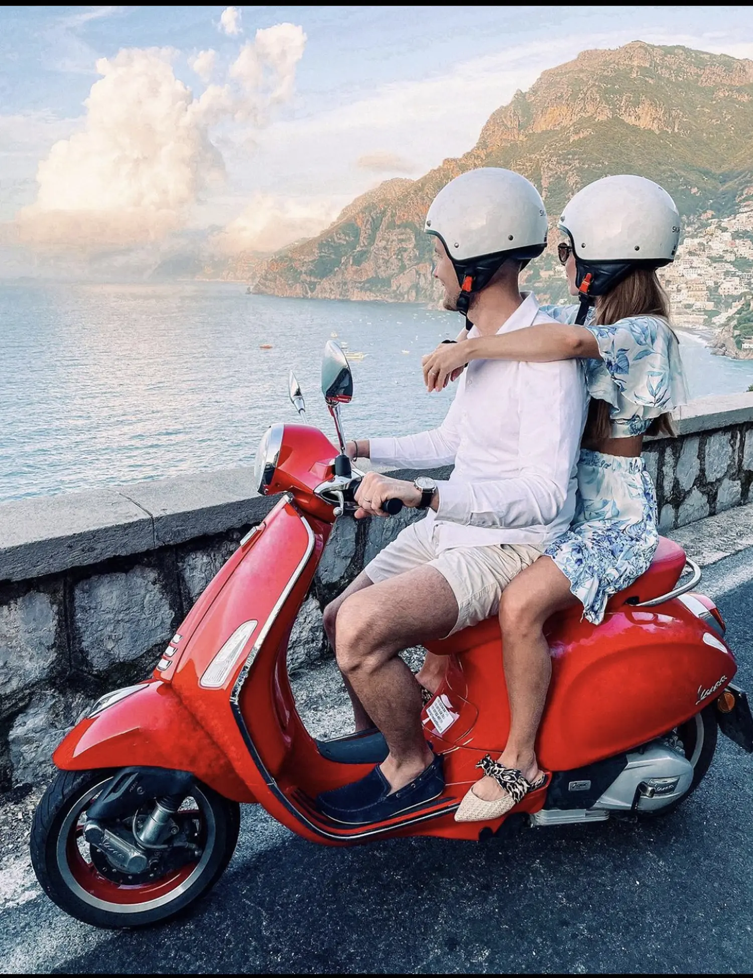 Coppia in Vespa a noleggio lungo la Costiera Amalfitana